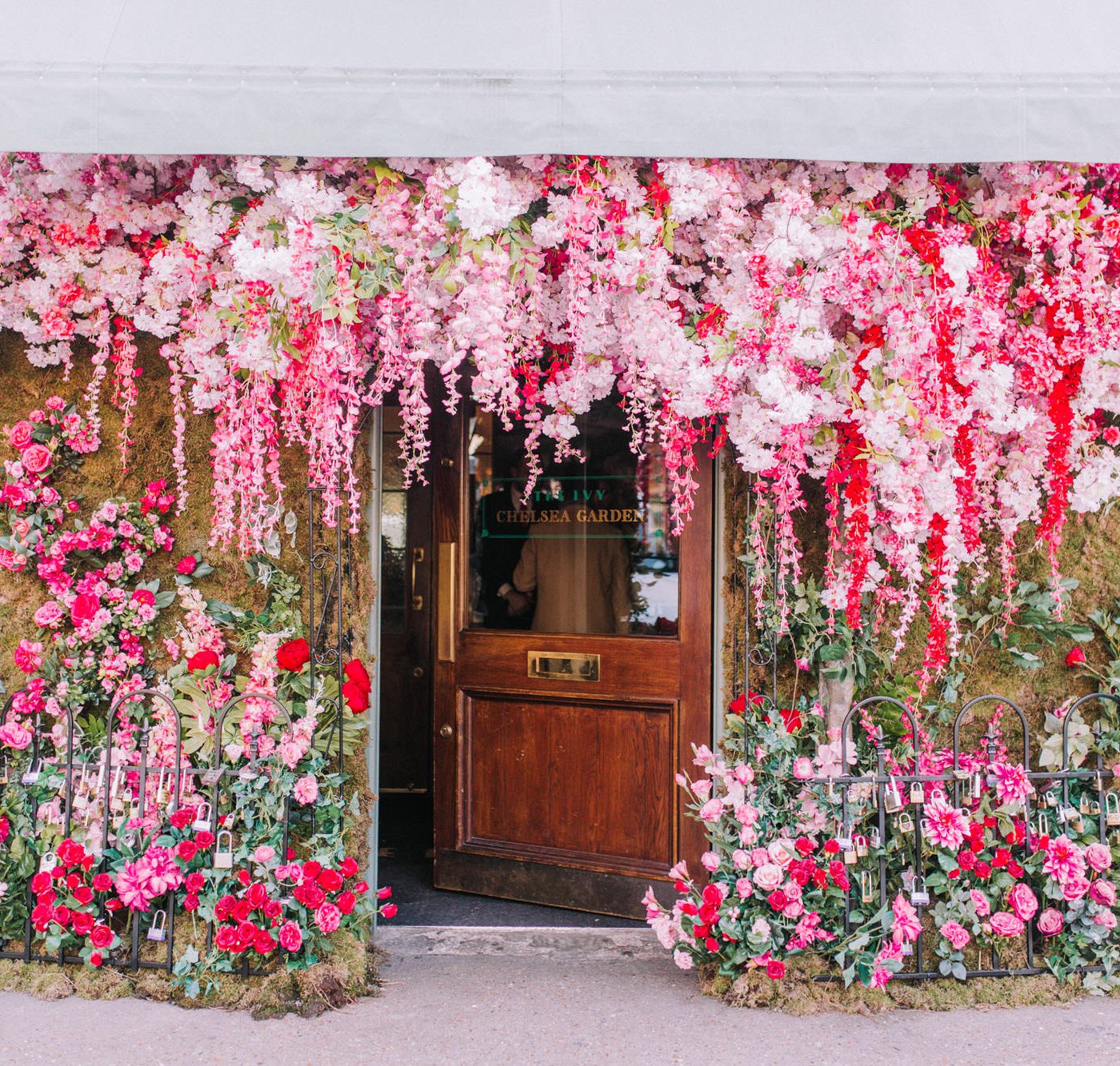 early hours London, spring flowers, spring floral installations, colourful flowers, spring in bloom, London in bloom, London florist, London hot spots, London restaurants, London luxury florist, floral commissions, The ivy Chelsea garden, trichina, Carluccios, Great Northern hotel, Sexy fish London,grounds and grapes, Ama nail bar, jo loves, valentines in London, London love, Lombard street, soho ivy, harry dolce vita, covent garden London
