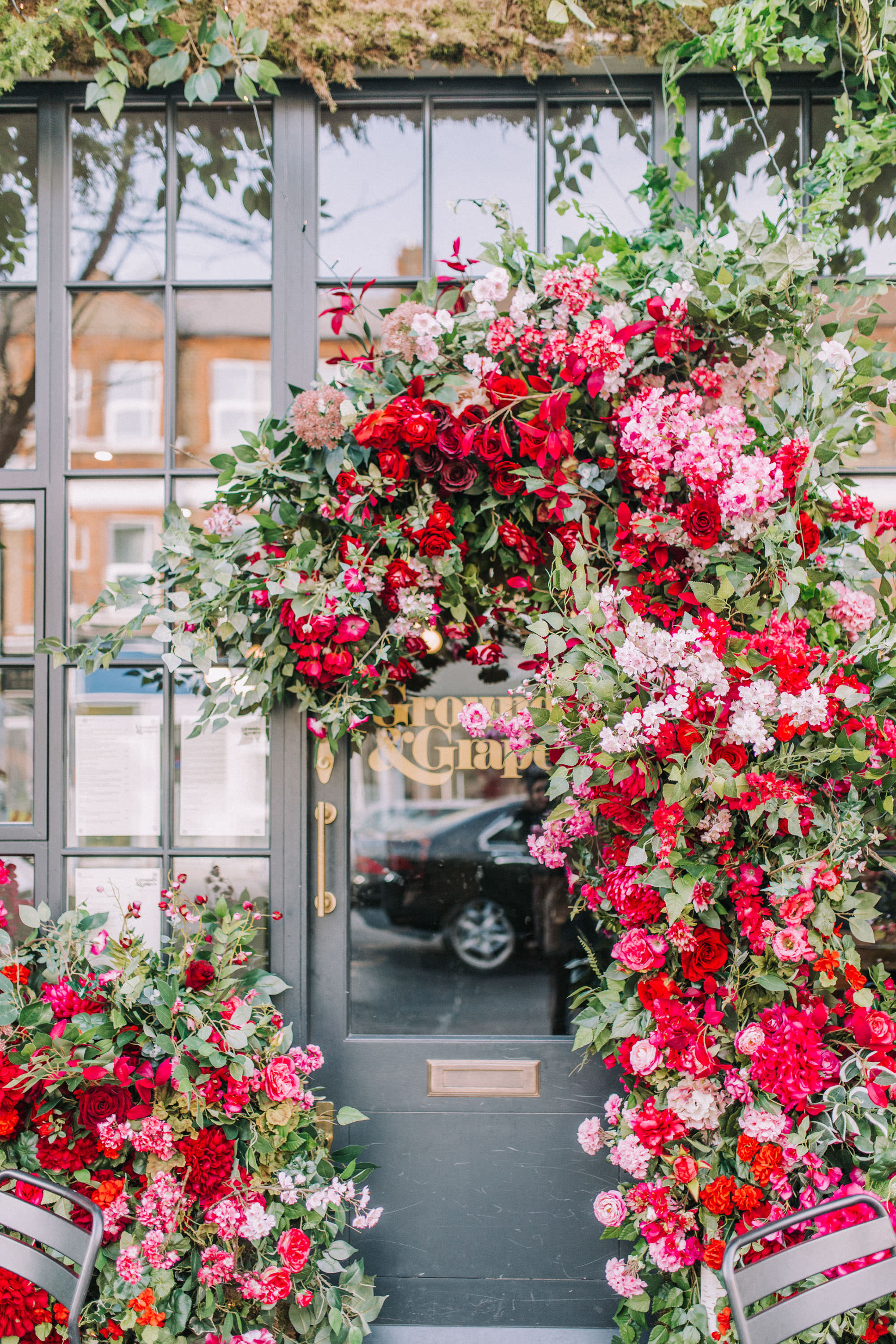 early hours London, spring flowers, spring floral installations, colourful flowers, spring in bloom, London in bloom, London florist, London hot spots, London restaurants, London luxury florist, floral commissions, The ivy Chelsea garden, trichina, Carluccios, Great Northern hotel, Sexy fish London,grounds and grapes, Ama nail bar, jo loves, valentines in London, London love, Lombard street, soho ivy, harry dolce vita, covent garden London